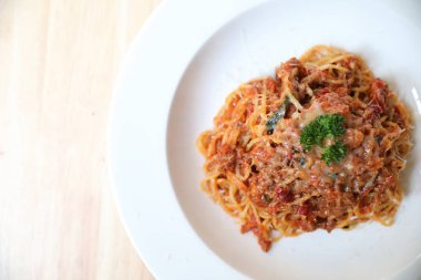 Spagetti Bolognese kıyma ve domates sosu ile süslenmiş 