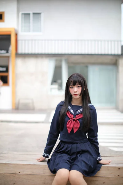 Portré japán iskolás lány a belvárosi fagyizóban — Stock Fotó