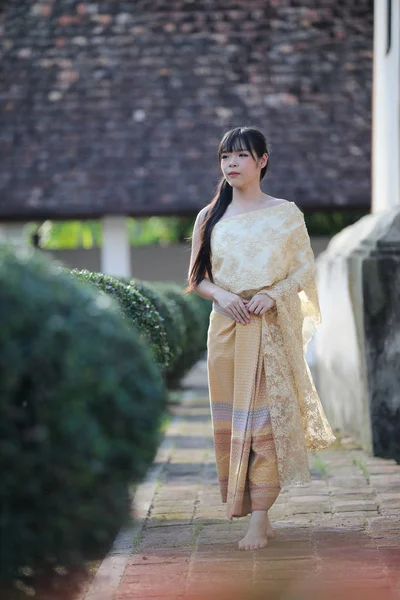 Retrato de la mujer tailandesa con vestimenta tradicional tailandesa caminando. — Foto de Stock