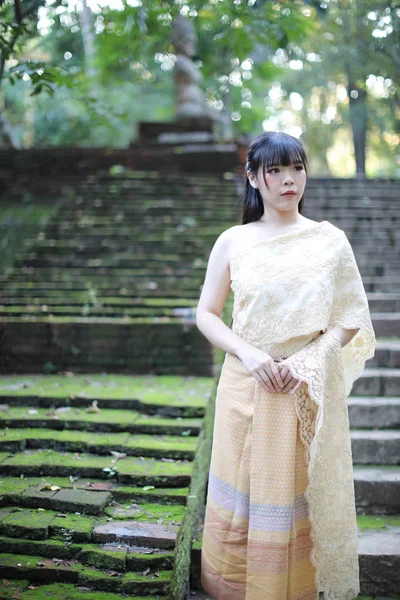 Retrato de la mujer tailandesa con traje tradicional tailandés con templo — Foto de Stock