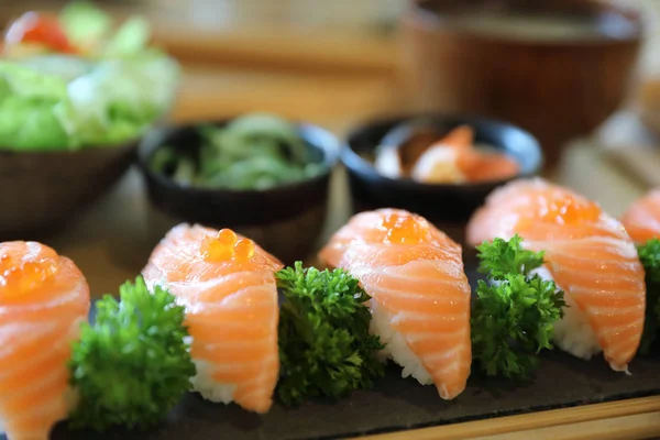 Лосось суши с супом-салатом — стоковое фото