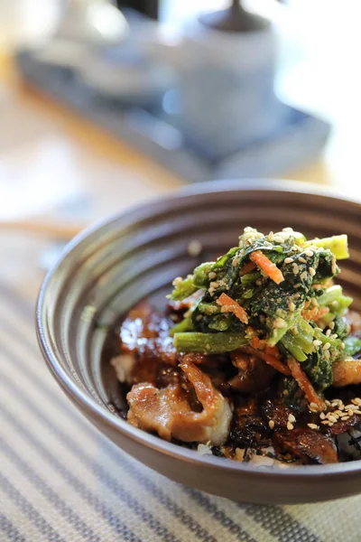 Caverna de cerdo a la parrilla japanese buta donburi sobre fondo de madera. —  Fotos de Stock