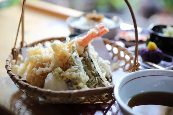 Tempura gamberetti fritti cibo giapponese su sfondo legno — Foto Stock