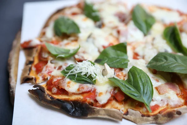 Pizza ham champignon en basilicum — Stockfoto