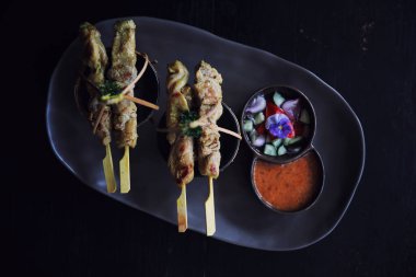 Koyu kahverengi masa üstü tavuk satay sokak yemeği aperatifi