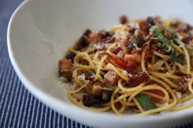 Ahşap arka planda kurutulmuş Chili ve pastırmalı spagetti.