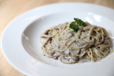 Yer mantarı kremalı spagetti İtalyan yemeği.