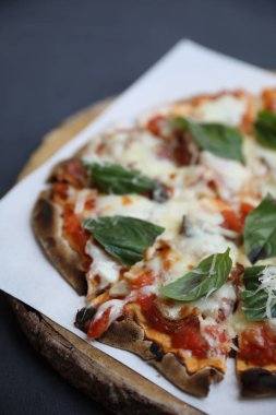 Pizza, mantar ve fesleğen.