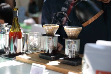 Damla kahve, damlatan espresso, klasik tarzda.