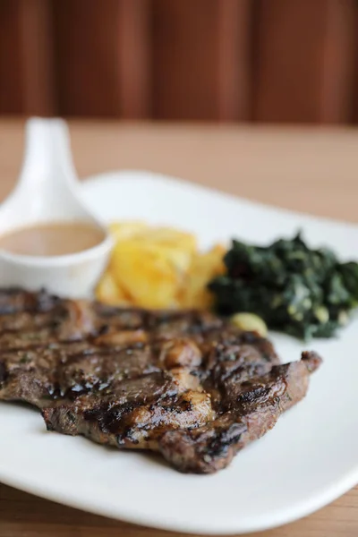 Bife Carne Com Batata Sobre Fundo Madeira — Fotografia de Stock