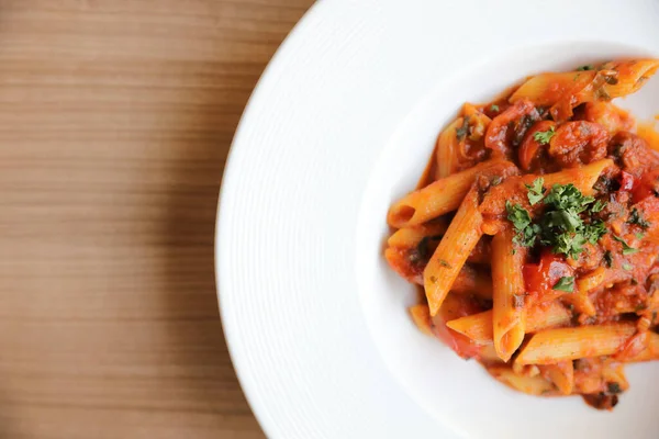 Penne Arrabiata Pasta Tomatensauce Mit Gewürzen Italienisches Essen Auf Holz — Stockfoto