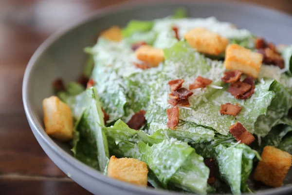 Kavrulmuş Ekmek Domuz Pastırmalı Sezar Salatası Ahşap Arka Planda — Stok fotoğraf