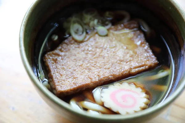 Kitsune Udon Nudlar Med Fisk Boll Och Tofu Trä Bakgrund — Stockfoto