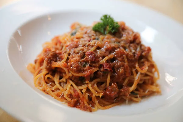 Spagetti Bolognese Darált Marhahússal Paradicsommártással Parmezános Sajttal Bazsalikommal Díszítve Olasz — Stock Fotó