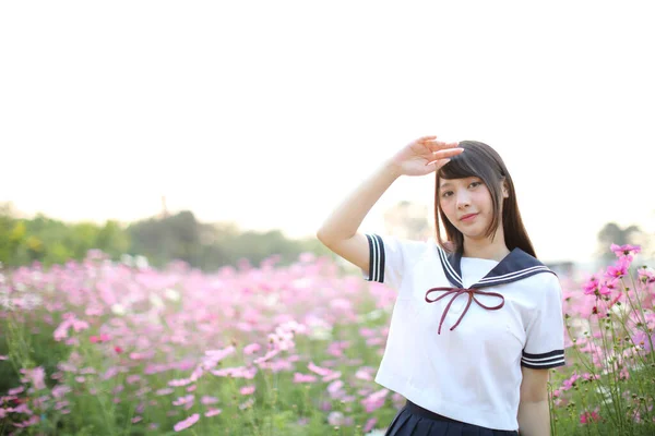 Portret Japońskiej Dziewczyny Mundurze Różowym Kwiatem Kosmosu — Zdjęcie stockowe