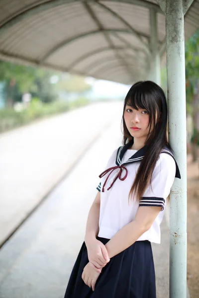 Asiatisch Schule Mädchen Sitting Mit Outdoor Hintergrund — Stockfoto