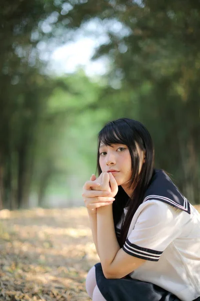Portrait Belle Asiatique Japonais Lycée Fille Uniforme Recherche Bambou Forêt — Photo