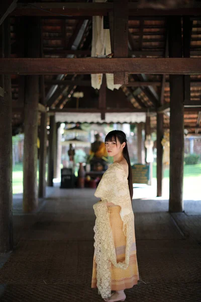 Портрет Тайської Жінки Традиційним Тайським Вбранням Храмовим Тлом — стокове фото