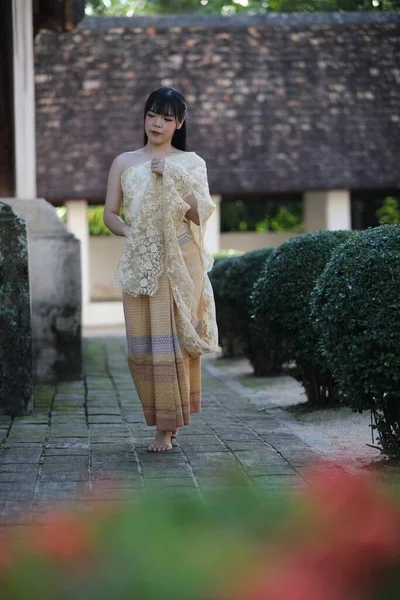 Retrato Mujer Tailandesa Con Vestido Tradicional Tailandés Caminando Con Fondo —  Fotos de Stock