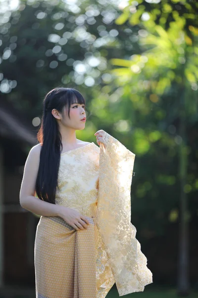 Retrato Fêmea Tailandesa Com Vestido Tailandês Tradicional Com Fundo Templo — Fotografia de Stock