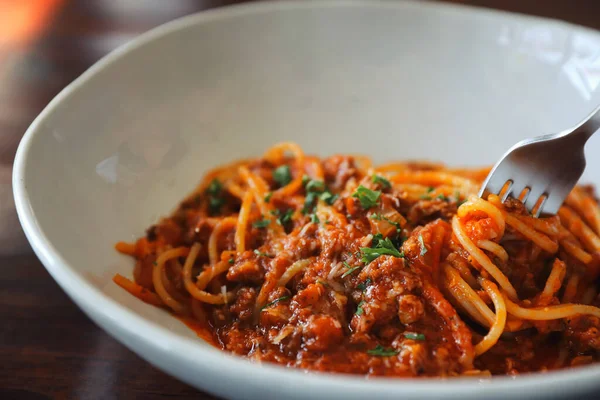 Espaguete Bolonhesa Com Carne Picada Molho Tomate Decorado Com Queijo — Fotografia de Stock