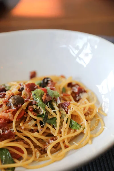 Spaghetti Secchi Peperoncino Pancetta Fondo Legno — Foto Stock