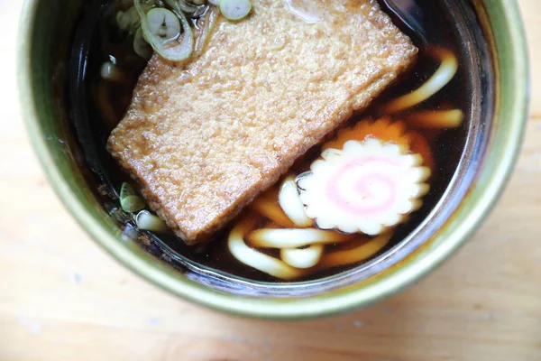 Kitsune Udon Nudlar Med Fisk Boll Och Tofu Trä Bakgrund — Stockfoto