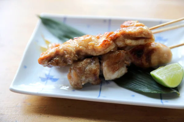 Cibo Giapponese Yakitori Pollo Sfondo Legno — Foto Stock