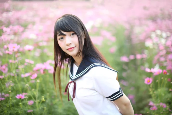 Portrait Uniforme Écolière Japonaise Avec Fleur Cosmos Rose — Photo