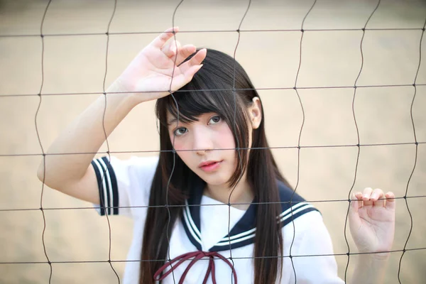 아름다운 아시아인 고등학교 여학생이 순경을 — 스톡 사진