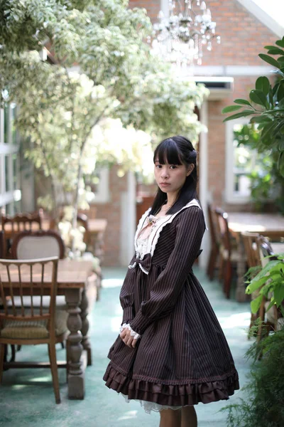 Porträtt Asiatisk Flicka Med Lila Blommor Bakgrund — Stockfoto