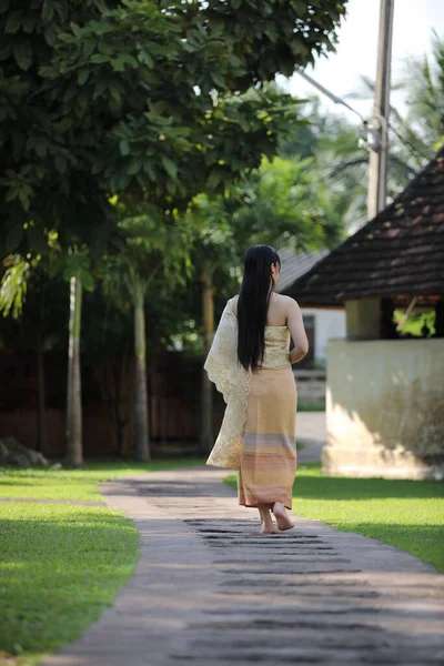Retrato Fêmea Tailandesa Com Vestido Tradicional Tailandês Andando Com Fundo — Fotografia de Stock