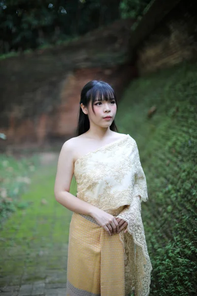 Πορτρέτο Της Ταϊλάνδης Θηλυκό Παραδοσιακό Ταϊλανδέζικο Φόρεμα Φόντο Ναό — Φωτογραφία Αρχείου
