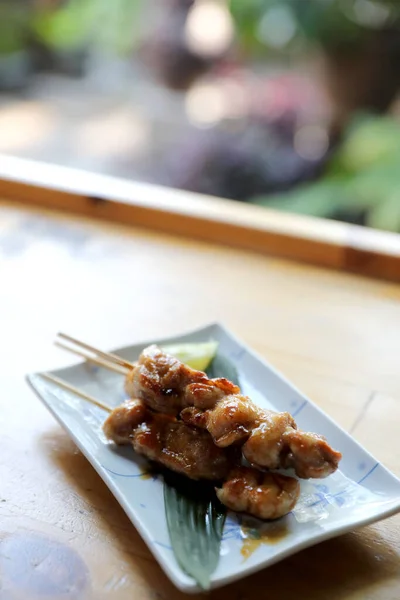 Comida Japonesa Yakitori Pollo Sobre Fondo Madera —  Fotos de Stock