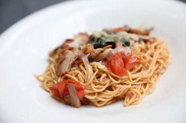 Parmesan peyniri ve fesleğenle süslenmiş kıyma ve domates soslu spagetti bolonez, İtalyan yemeği.