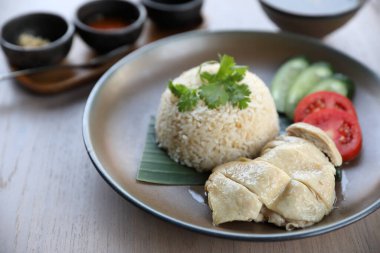 Tayland yemeği gurmesi buğulanmış tavuk pirinçli, khao mun kai ahşap arka planda 