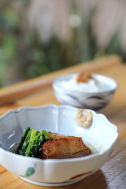 Japon usulü pişmiş domuz göbeği.