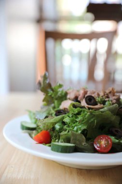 Ahşap arka planda ton balıklı salata aperatifi