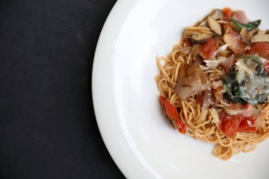 Parmesan peyniri ve fesleğenle süslenmiş kıyma ve domates soslu spagetti bolonez, İtalyan yemeği.