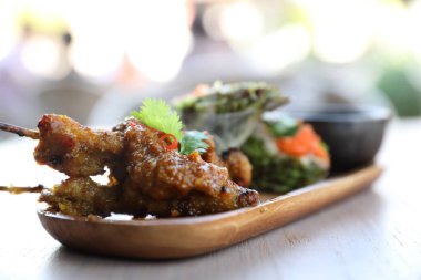 Ahşap arka planda tavuk satay