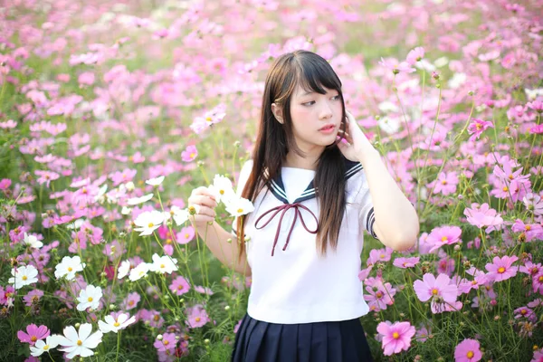Portrait Uniforme Écolière Japonaise Avec Fleur Cosmos Rose — Photo