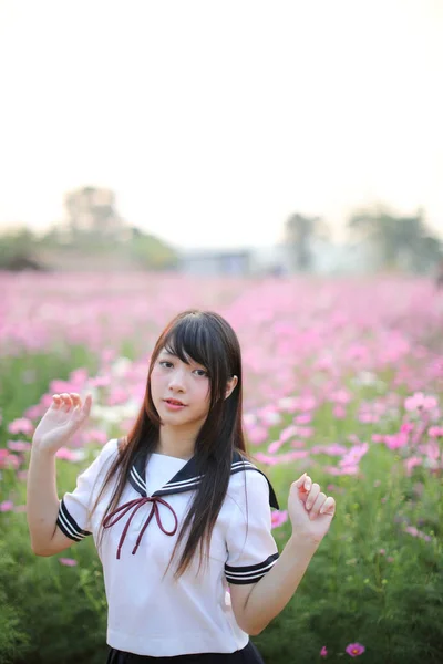 Portrét Japonské Školní Dívčí Uniformy Růžovým Kosmu Květiny — Stock fotografie