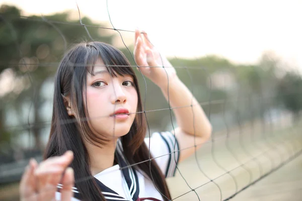 Retrato Belo Asiático Japonês Menina Ensino Médio Uniforme Olhando Com — Fotografia de Stock