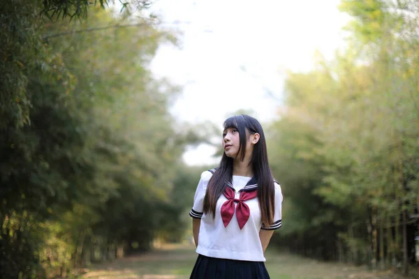 Portrait Belle Asiatique Japonais Lycée Fille Uniforme Recherche Bambou Forêt — Photo