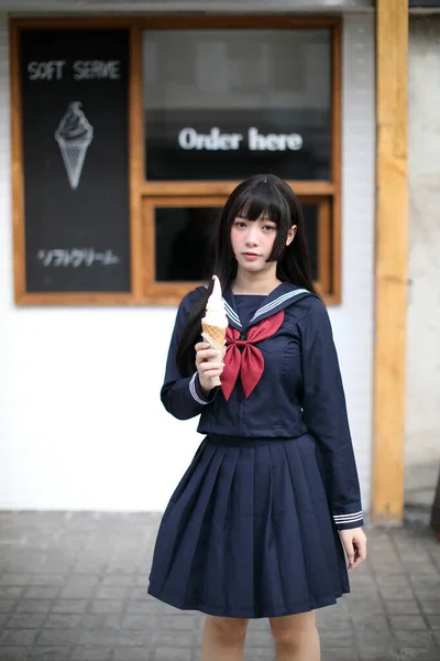 Porträt Japanische Schulmädchen Der Innenstadt Eisdiele — Stockfoto