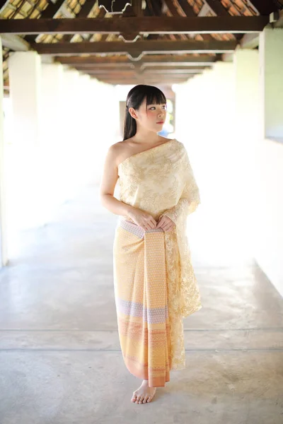 Πορτρέτο Της Ταϊλάνδης Θηλυκό Παραδοσιακό Ταϊλανδέζικο Φόρεμα Φόντο Ναό — Φωτογραφία Αρχείου
