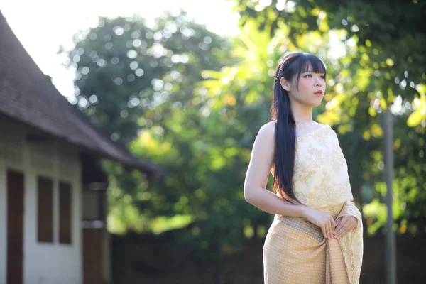 Retrato Mujer Tailandesa Con Vestido Tradicional Tailandés Con Fondo Templo — Foto de Stock