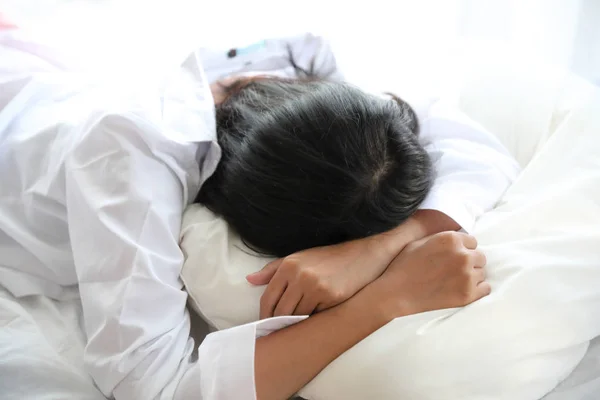 Wanita Asia Malas Tidur Bangun Tempat Tidur Dengan Jam Kamar — Stok Foto