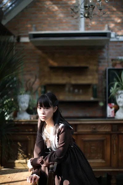 Porträt Asiatische Mädchen Mit Lila Blumen Hintergrund — Stockfoto