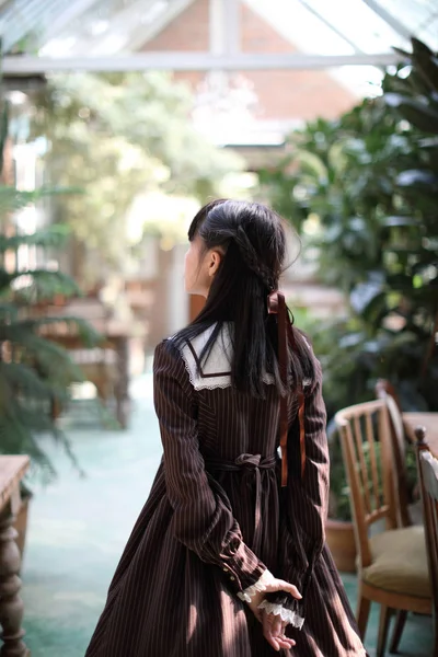 Портрет Азіатської Дівчини Фіолетовим Квітковим Тлом — стокове фото